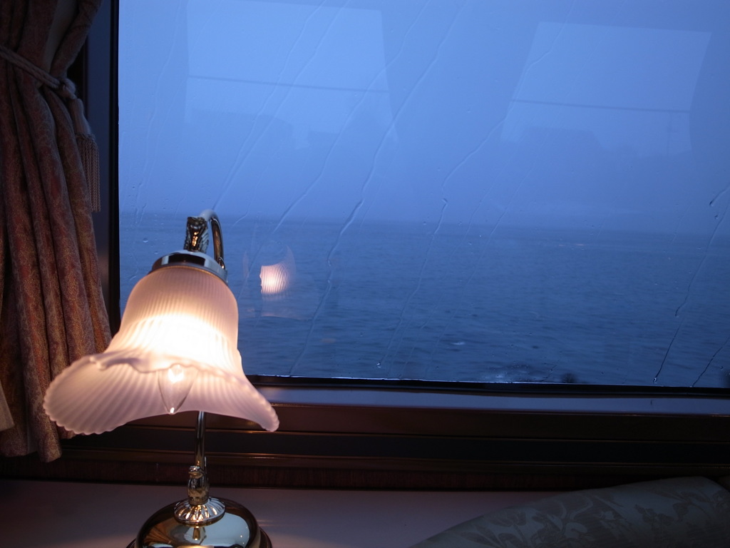 トワイライトエクスプレス　サロンカーから雨の日本海
