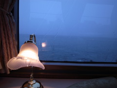 トワイライトエクスプレス　サロンカーから雨の日本海