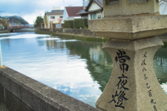 川沿いの常夜燈