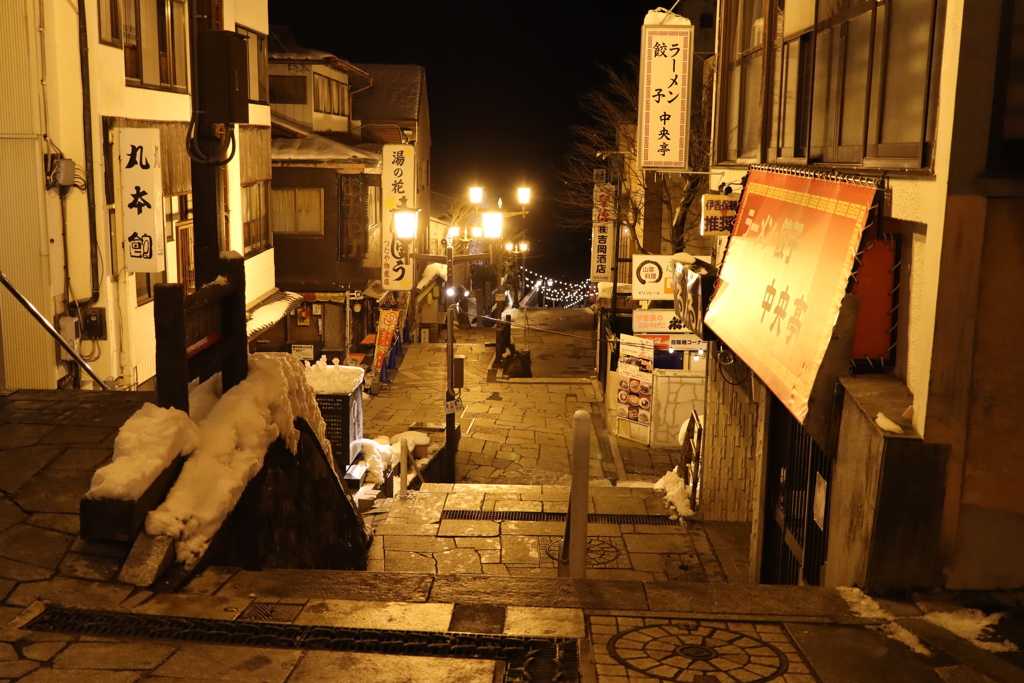 雪残る石階段