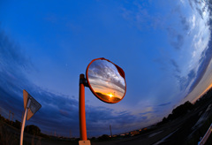 カーブミラー越しの夕日