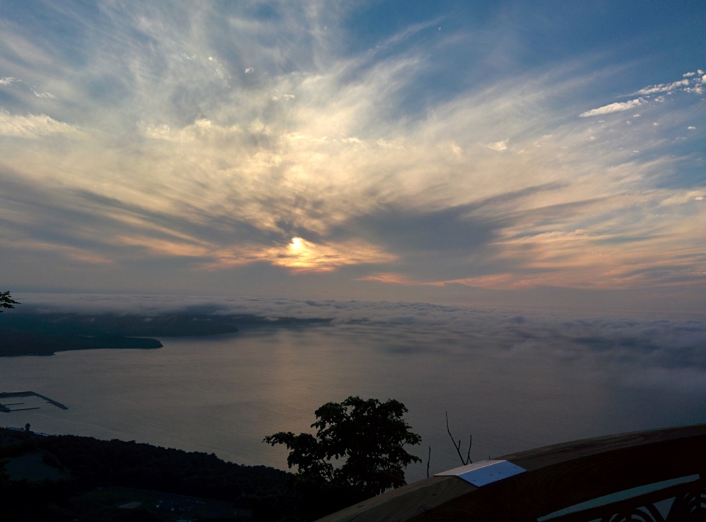 湖の夕暮れ