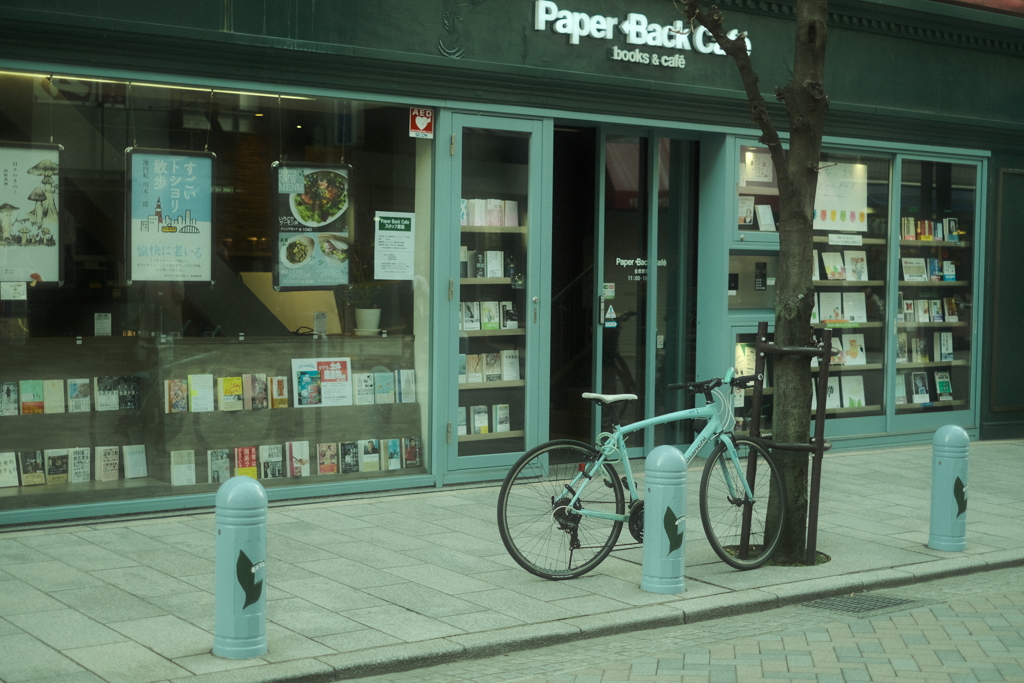 青い本屋に青い自転車