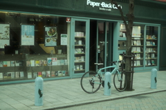 青い本屋に青い自転車