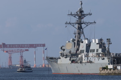 米イージス艦と軍港めぐりクルーズ船