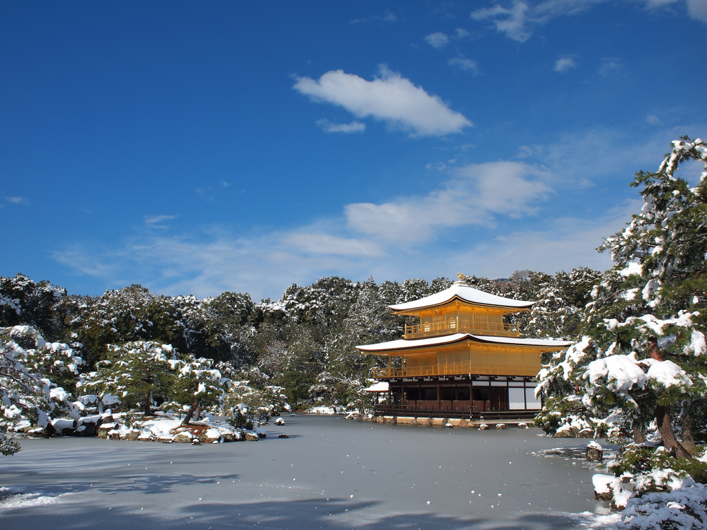 雪の金閣寺