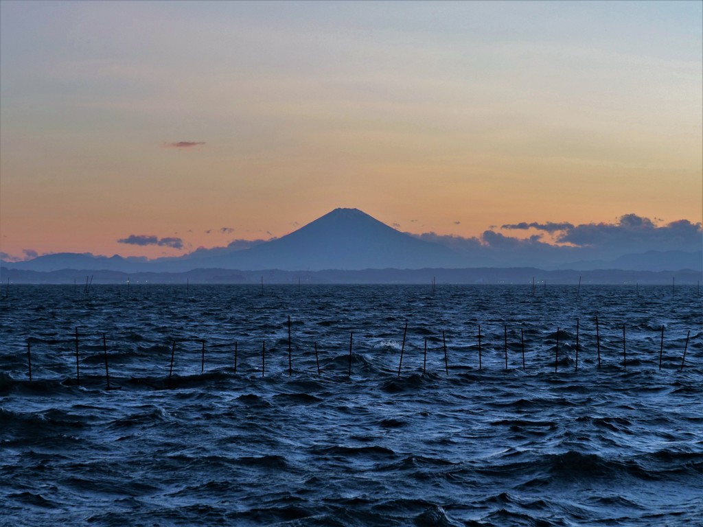 静かな富士と荒れる波
