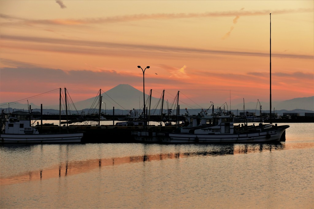 夕凪の港…空と海のリボンアート