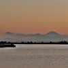 遠景富士と夕凪の港