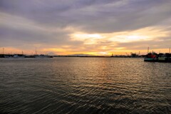 梅雨空に見えた夕景富士