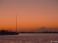 秋・漁港の夕べ・・・・富士とともに