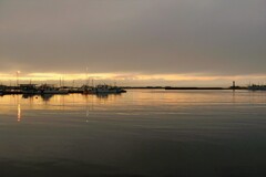 夕陽さす港