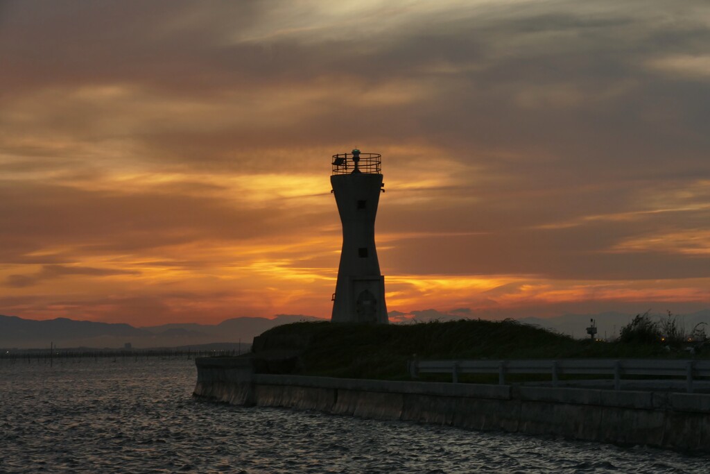 夕陽の灯台