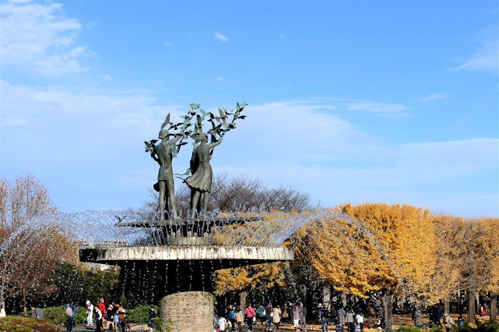 平和な公園に世界の人が集い・・・