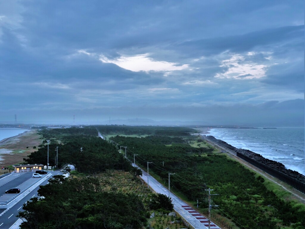 岬の梅雨空