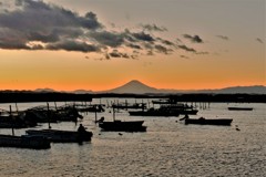 富津の海・・・海苔採り船と富士と