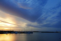 夕陽と青い夜の間に・・・マジックアワーの港