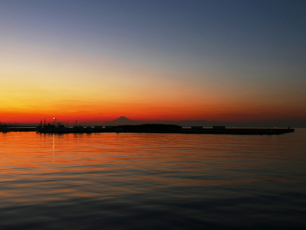 夕景…東京湾に浮かぶ富士
