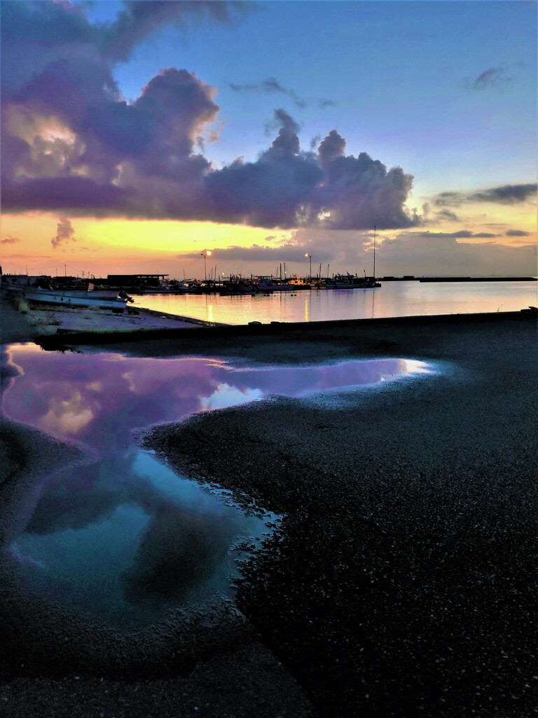 夕陽と雲と水鏡と