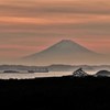 富士の見える湾口の夕景・・・早瀬の船・海堡 海峡