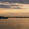 かすむ富士と夕港