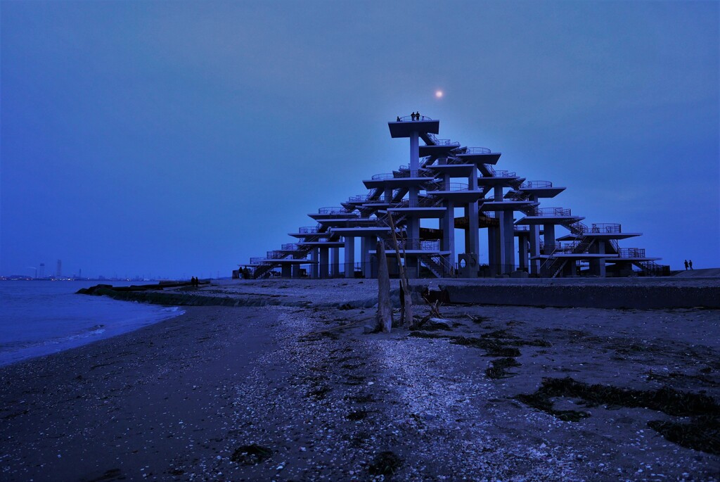 朧月に岬の塔