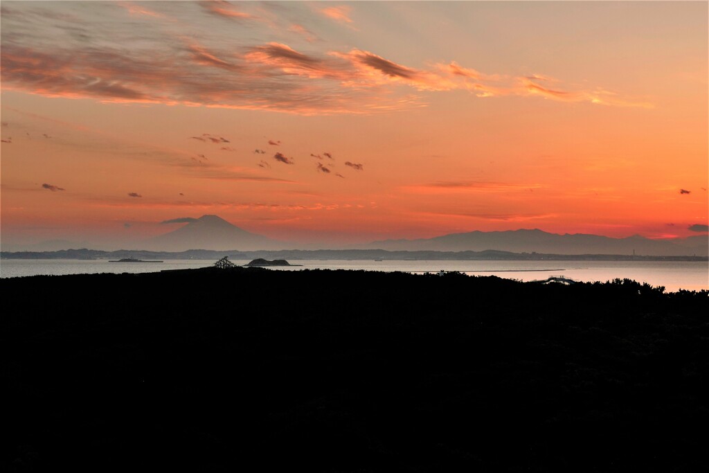 岬の夕景・富士と流れ雲