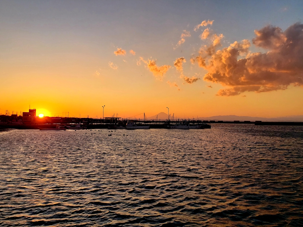 夕陽と雲と富士と