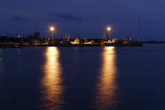 港に明かり灯る時