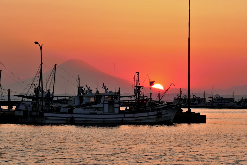 富士と船と夕焼けと