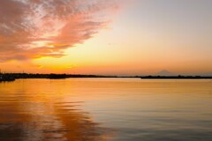茜雲と遠景富士の見える夕凪の漁港