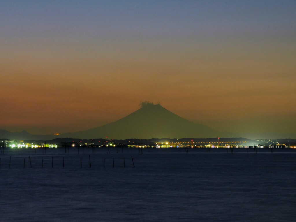 ベイエリアの夜景に浮かぶ遠景富士