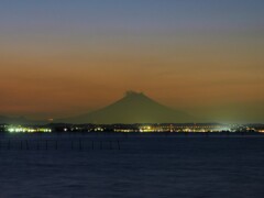 ベイエリアの夜景に浮かぶ遠景富士