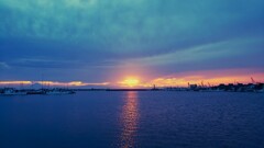 酷暑の梅雨空・狭間の光