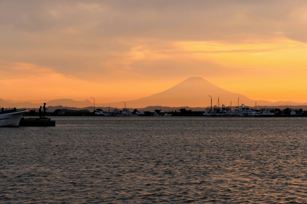雨あがり・夕焼けで飾った富士の山が見えました。