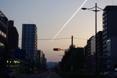 夕暮れ時に飛行機雲