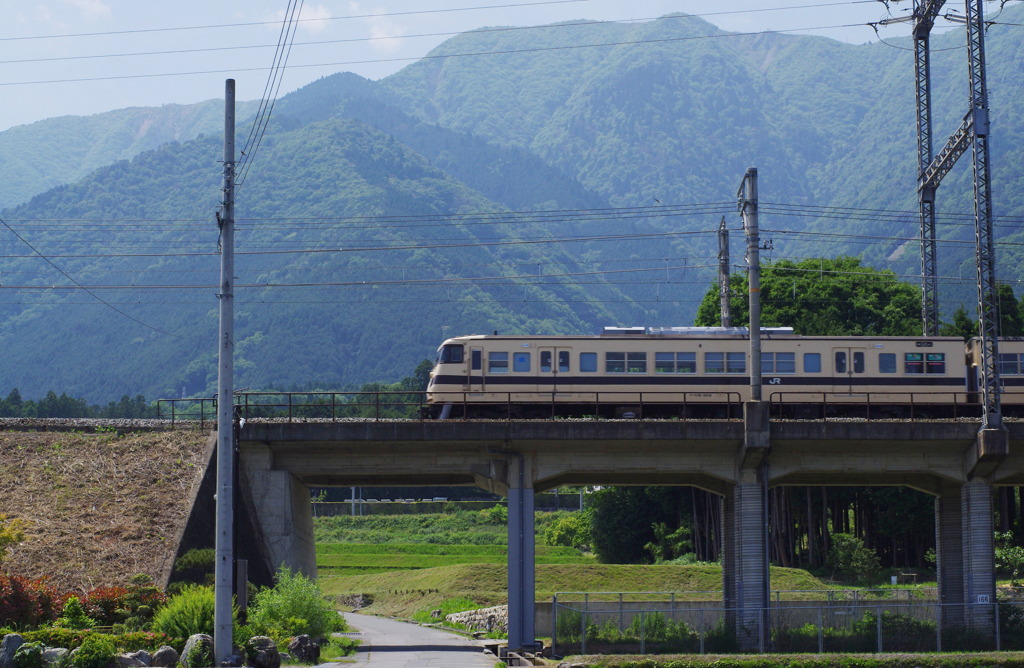 雄大な比良山系と湖西線