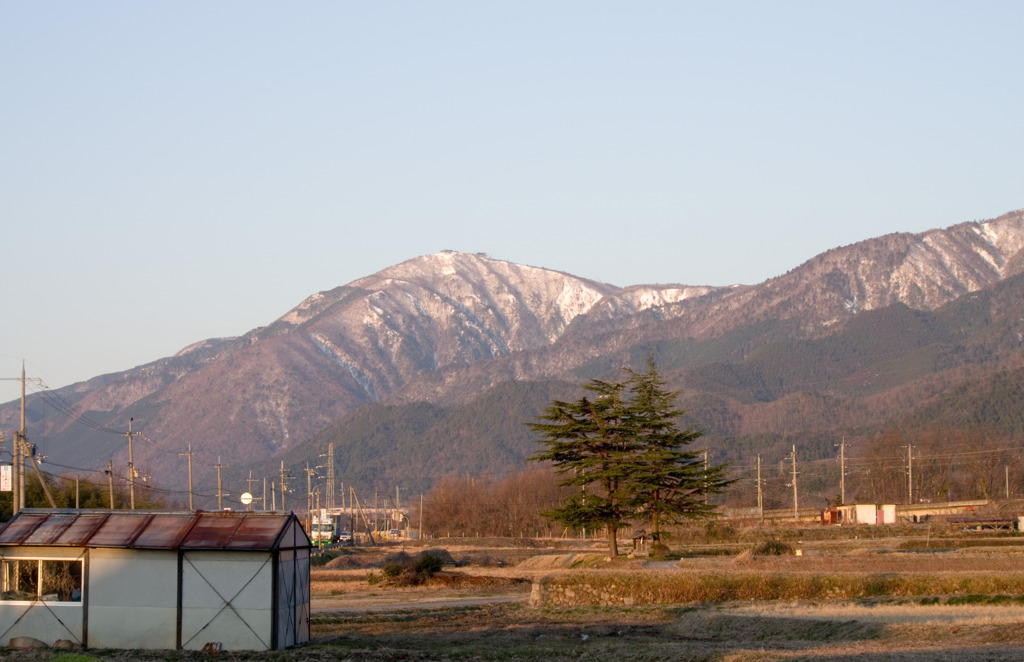 雄大なる比良の山に朝日があたる