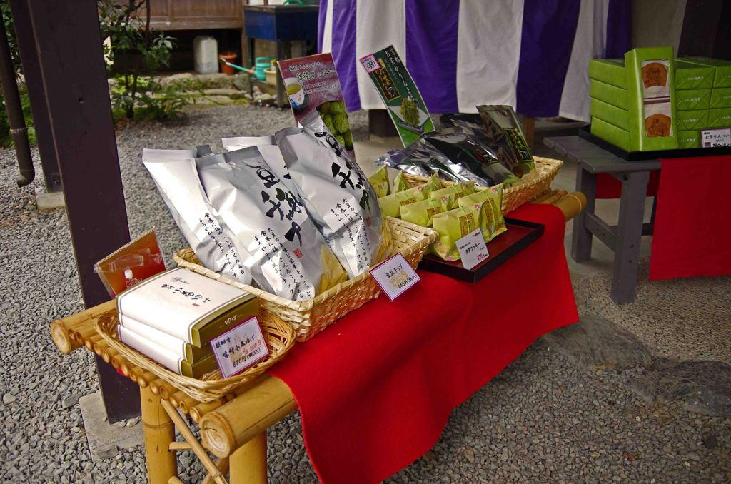 醍醐寺の　　みやげ物屋さん