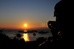 夕日を撮る人