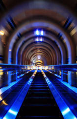 エスカレーターのトンネル