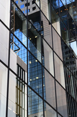 窓に映り込んだスカイビル