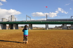 赤い凧、青い空