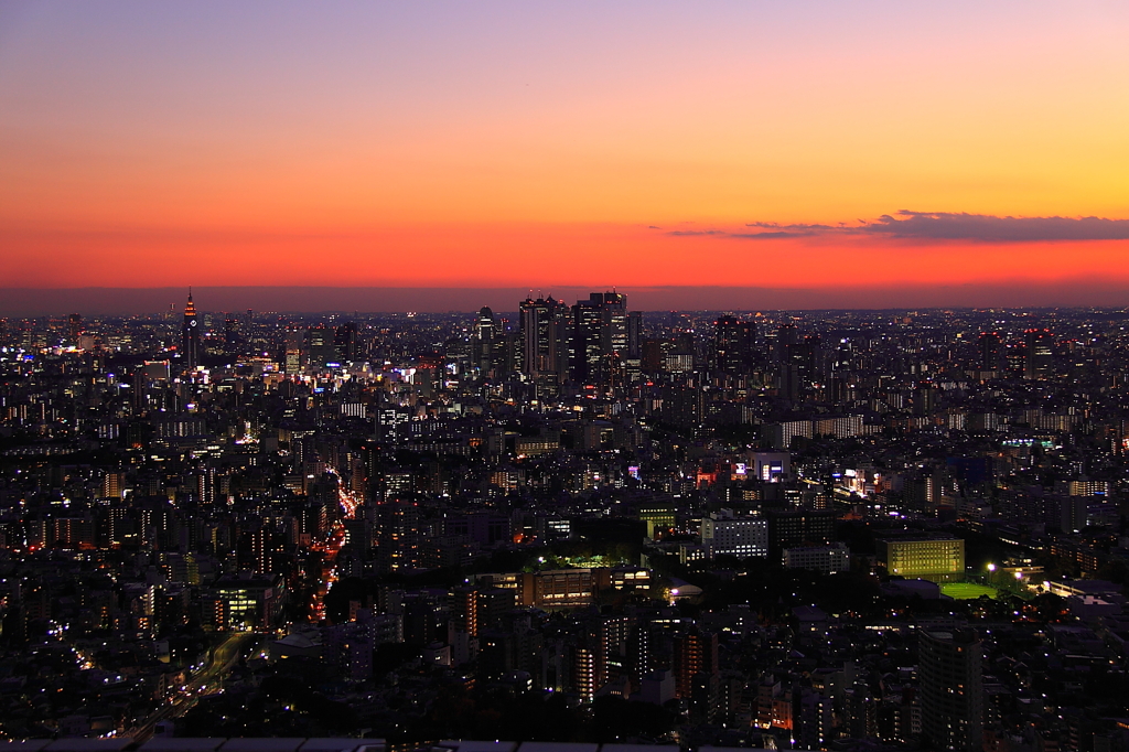 都会の夕暮れ