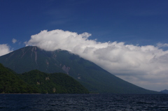 男体山と中禅寺湖