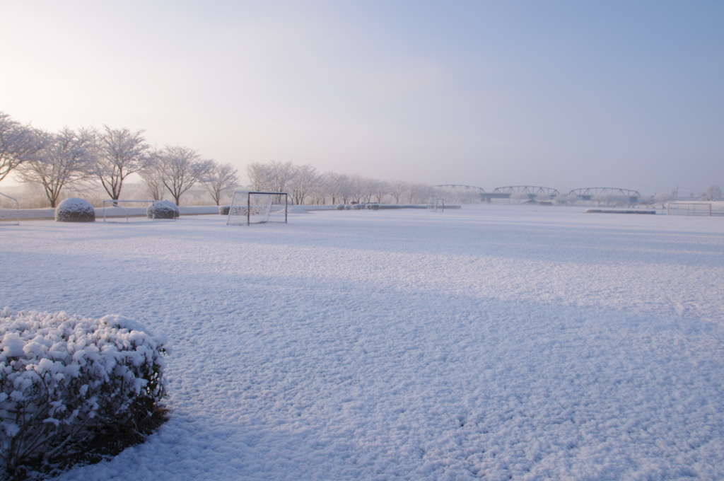 雪景色の早朝のグランド