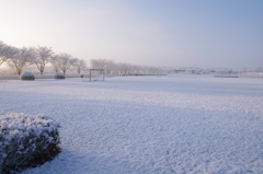 雪景色の早朝のグランド