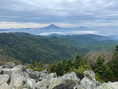 金峰山頂上・鉄山・朝日岳・富士山