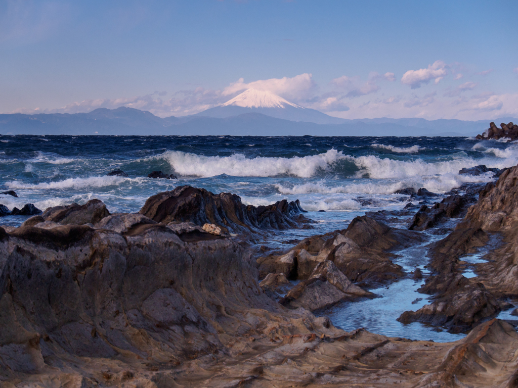 荒波と富士山