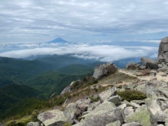 金峰山頂上・鉄山・朝日岳・富士山